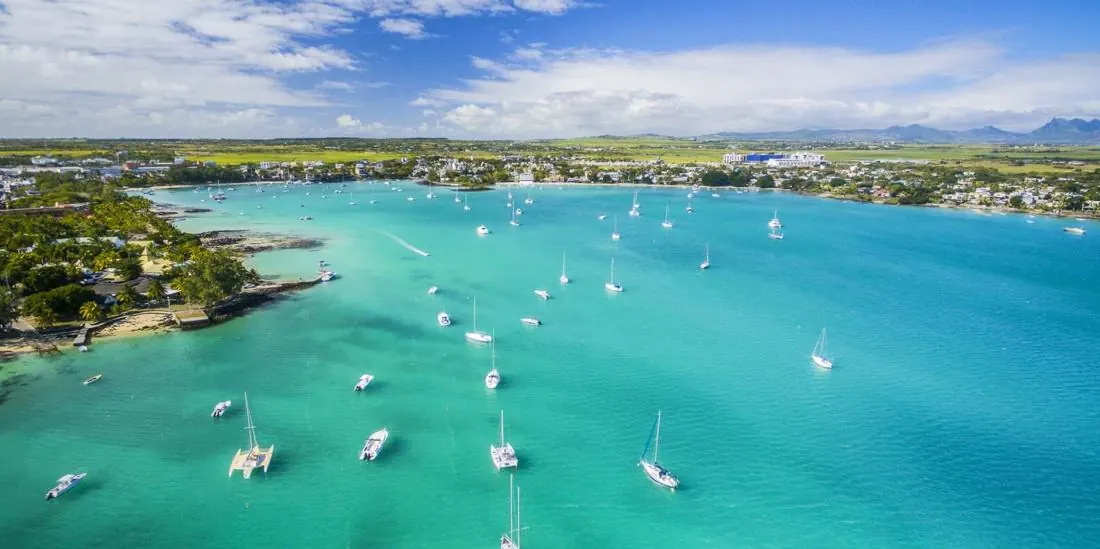 La baie de Grand Baie, lagon turquoise et voiliers, Île Maurice