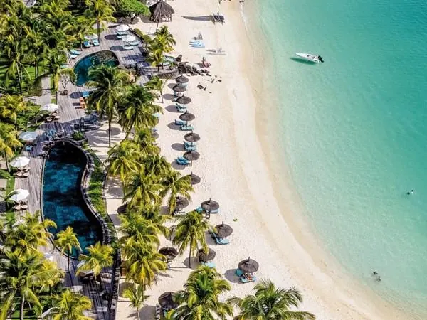 Plage de sable blanc et cocotiers à Grand Baie, Île Maurice