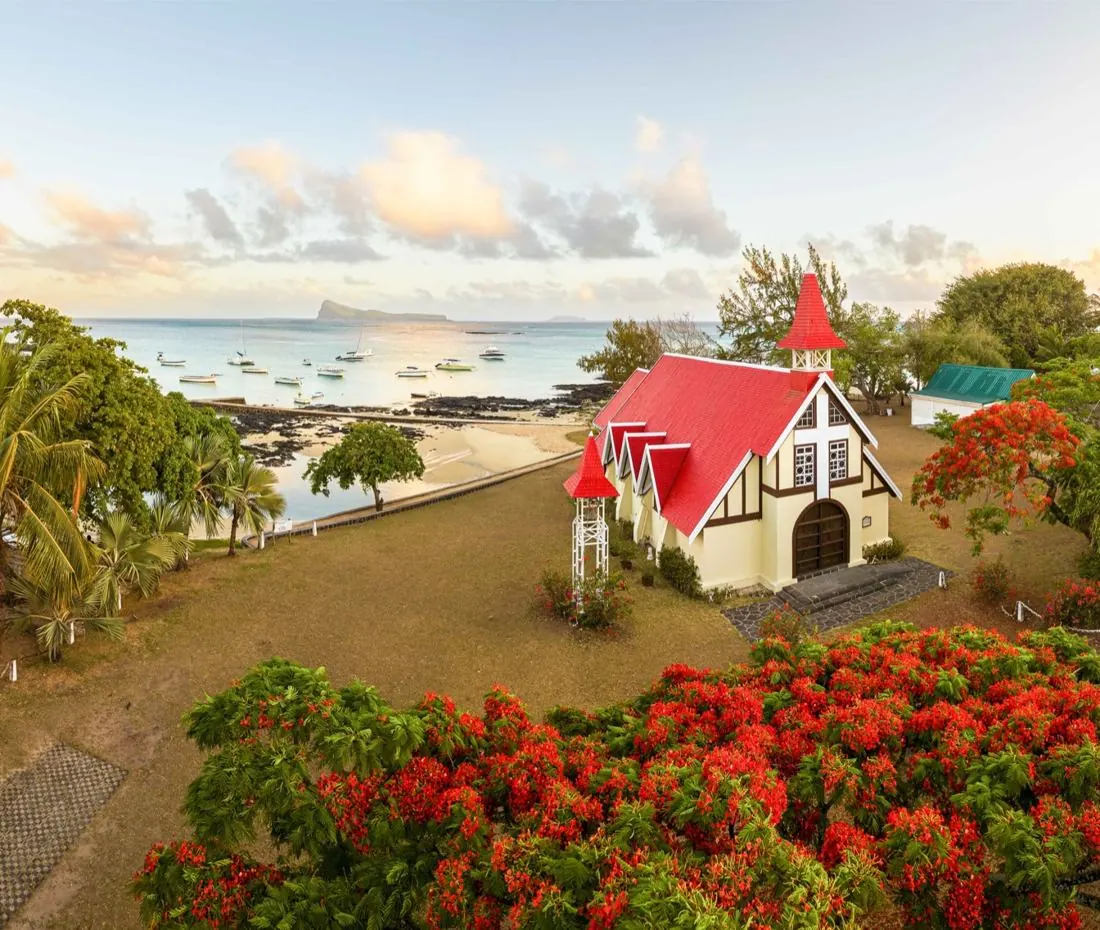 Église au toit rouge de Cap Malheureux face au Coin de Mire, Île Maurice