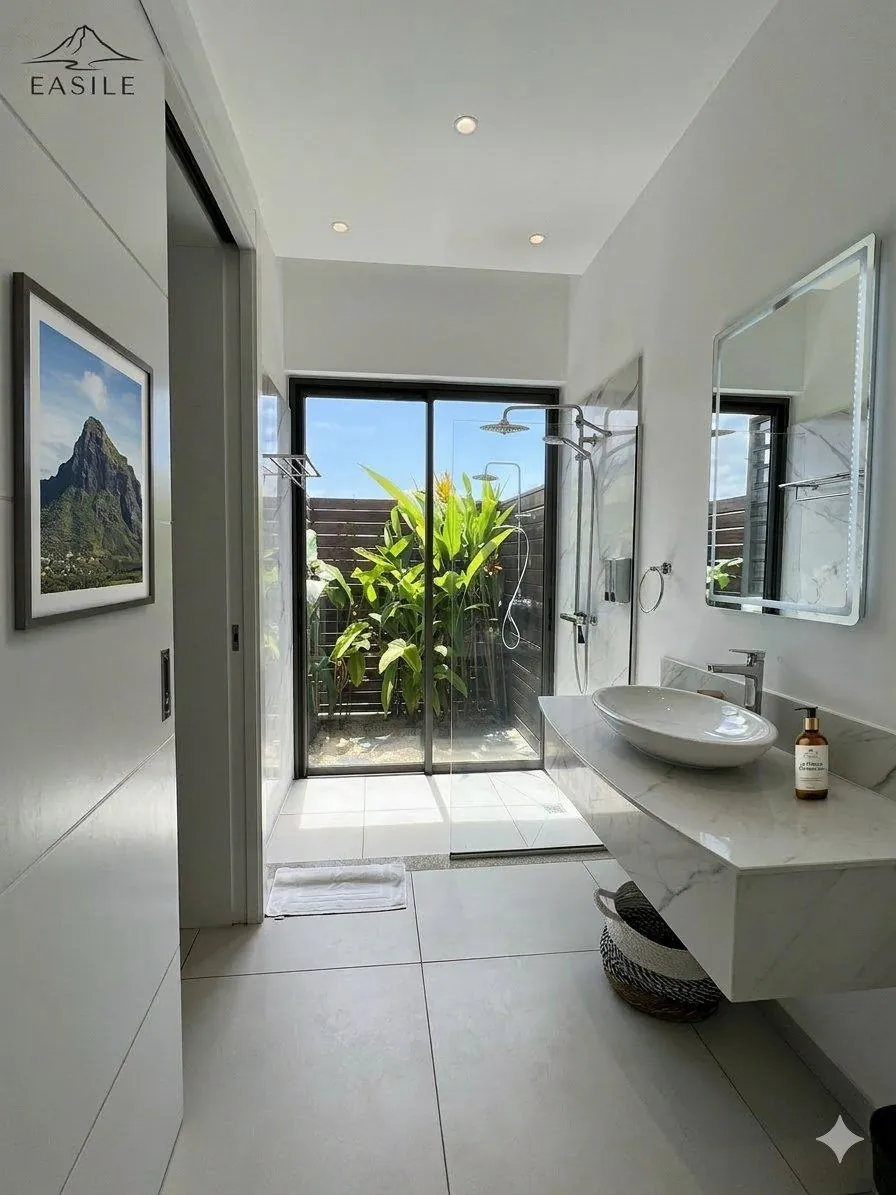 Salle de bain en marbre de la Villa Easile avec douche à ciel ouvert sur la végétation tropicale
