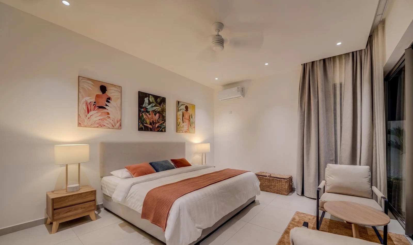 Suite parentale de la Villa Easile, tête de lit capitonnée et œuvres botaniques
