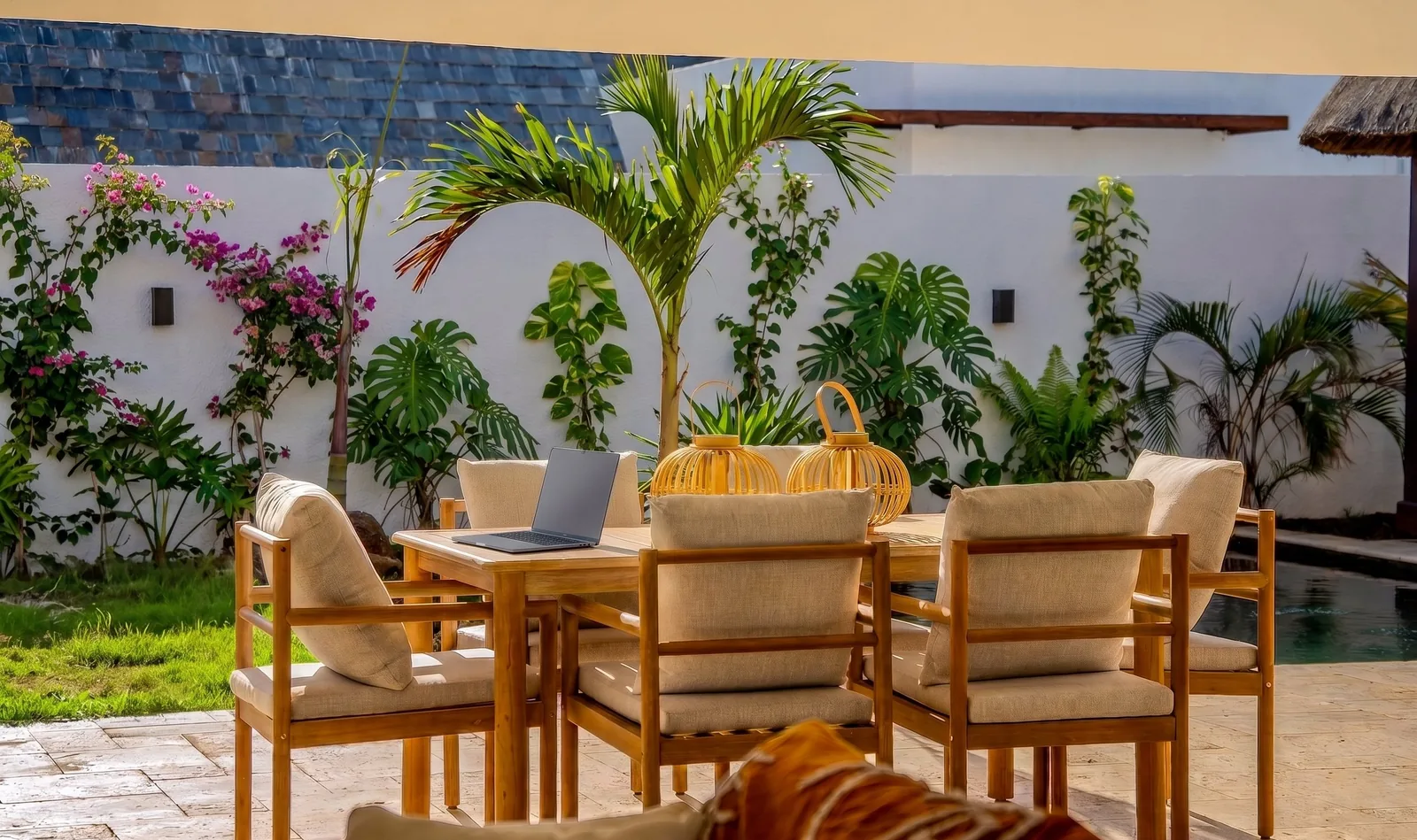 Terrasse de la Villa Easile, coin repas et piscine dans le jardin tropical