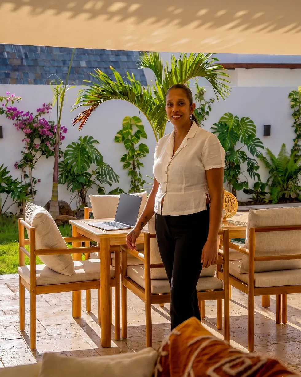 Valérie, l'hôtesse mauricienne de la Villa Easile, souriante sur la terrasse